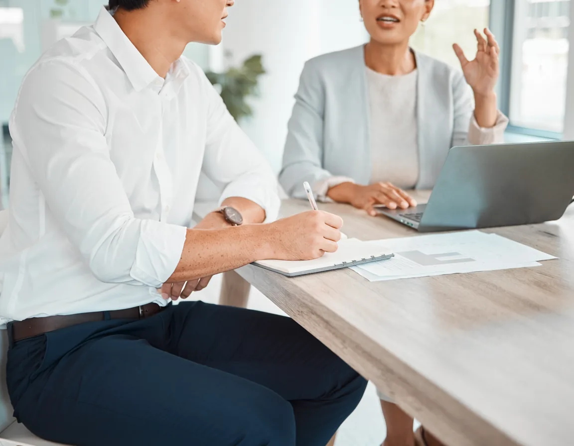 企業の担当者から想いを聞き取る打ち合わせの様子